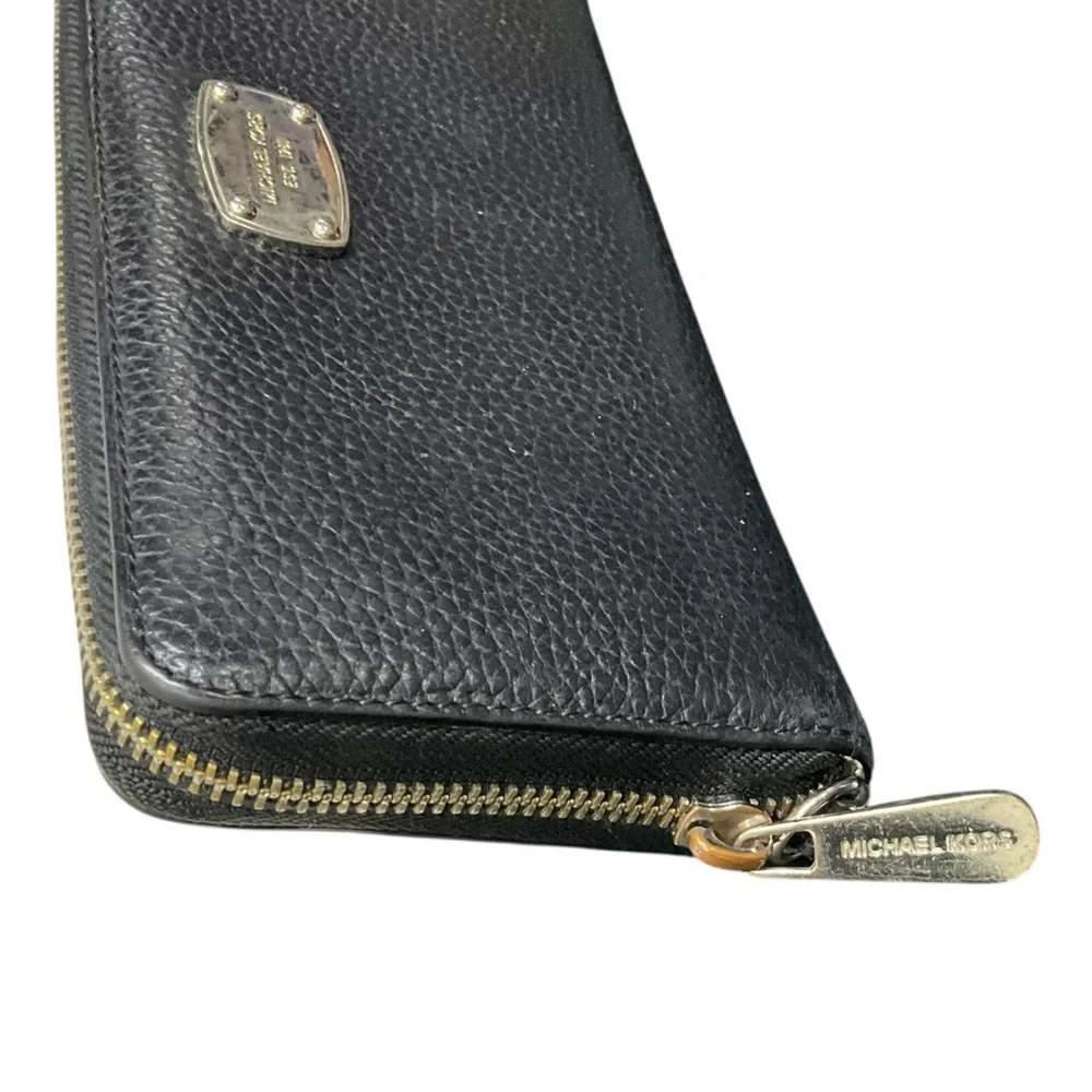 💼 Michael Kors Black Pebbled‎ Leather Zip-Around Wallet | Logo Plate